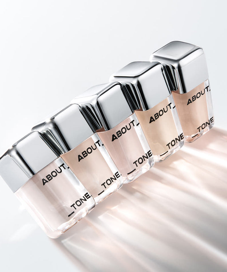 ABOUT TONE  Skin Layer Cover Fit Concealer 5.6g de la marque ABOUT TONE, flacons en lumière blanche et ombres.