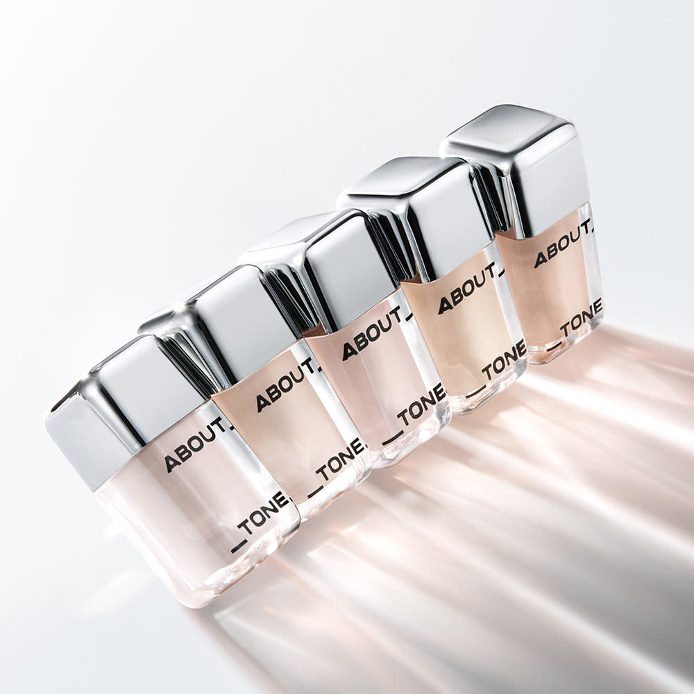 ABOUT TONE  Skin Layer Cover Fit Concealer 5.6g de la marque ABOUT TONE, flacons en lumière blanche et ombres.