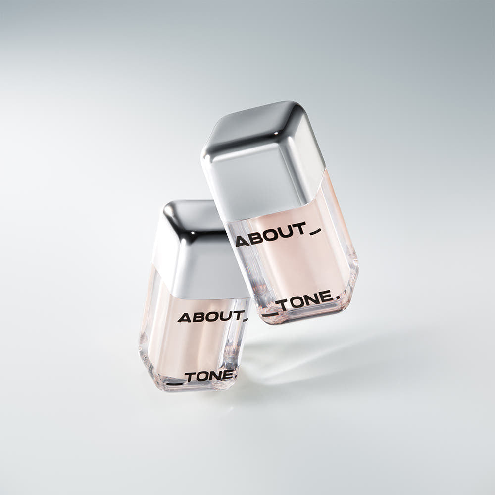 ABOUT TONE  Skin Layer Cover Fit Concealer 5.6g de la marque, en flacons nude et argent sur fond clair, maquillage.