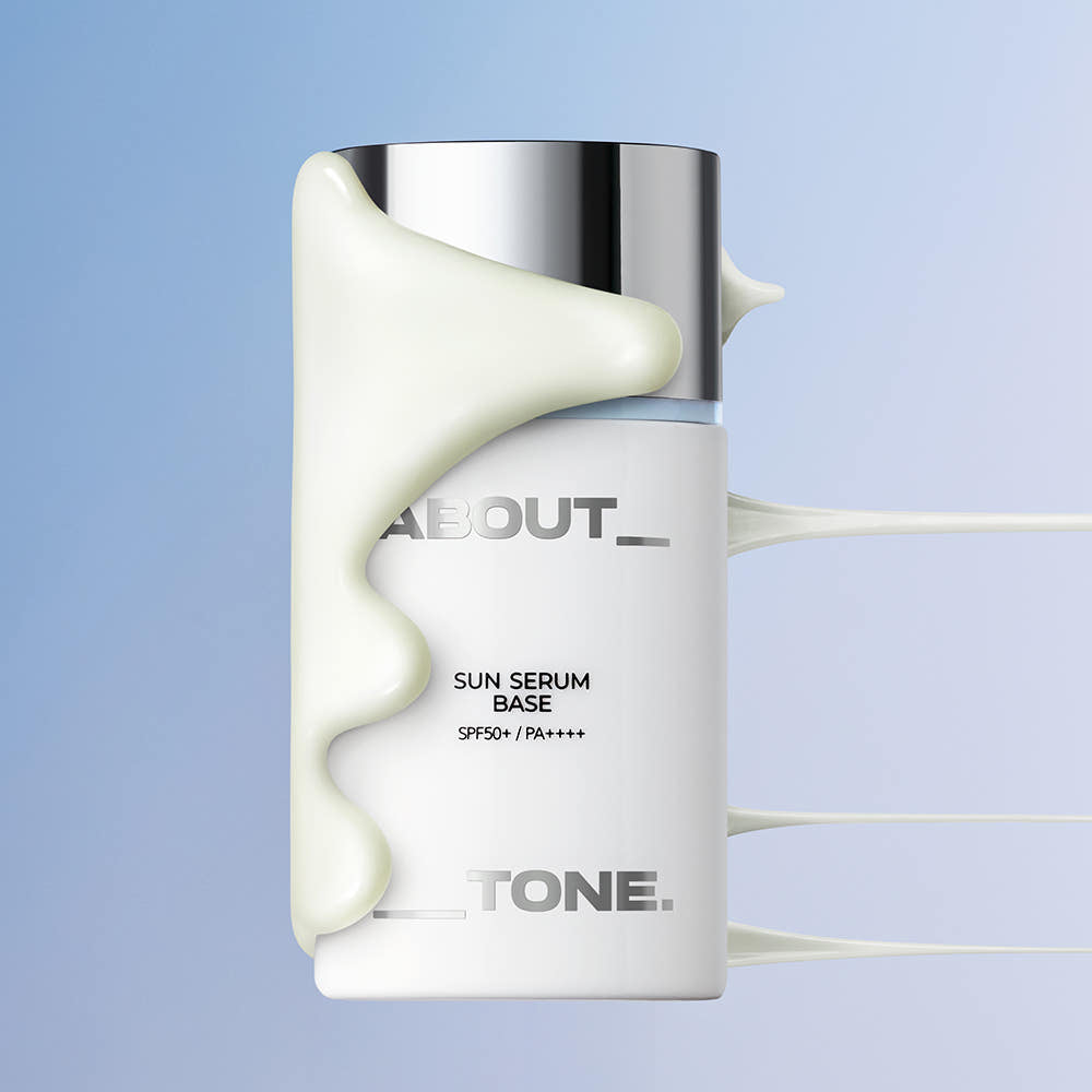 ABOUT TONE  Sun Serum Base 30ml (SPF50+, PA++++) de la marque ABOUT TONE, en flacon sur fond bleu.