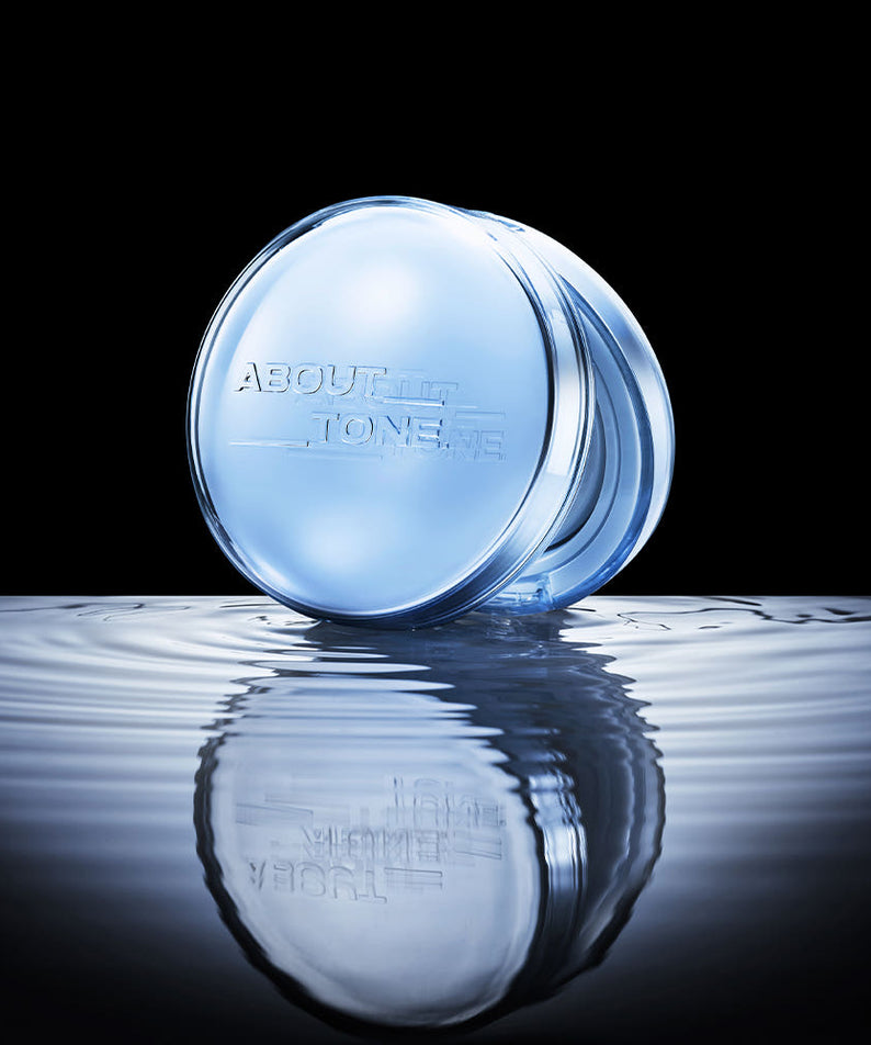 ABOUT TONE  Water Layer Fit Cushion 14g (SPF50+, PA++++) : boîtier bleu sur fond sombre avec effet eau.