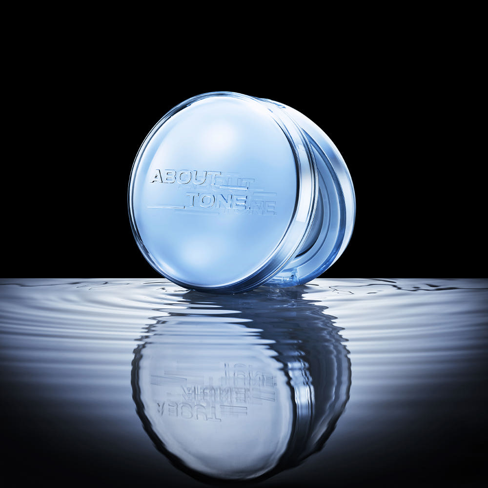 ABOUT TONE  Water Layer Fit Cushion 14g (SPF50+, PA++++) : boîtier bleu sur fond sombre avec effet eau.