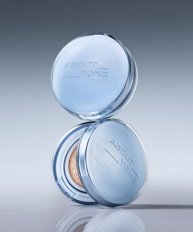 ABOUT TONE  Water Layer Fit Cushion 14g (SPF50+, PA++++) : boîte ouverte, fond bleu studio, éclat maquillage