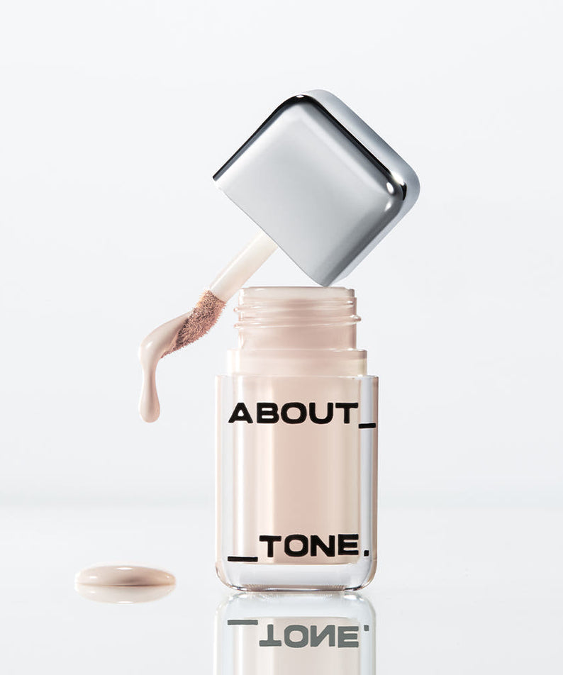 ABOUT TONE Skin Layer Cover Fit Concealer 5.6g avec applicateur ouvert, produit léger pour couvrance parfaite.