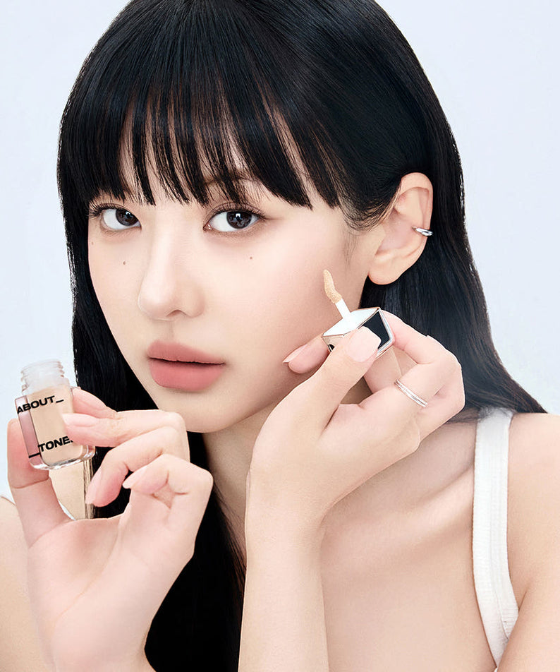 Femme appliquant ABOUT TONE Skin Layer Cover Fit Concealer 5.6g, maquillage visage avec concealer précis