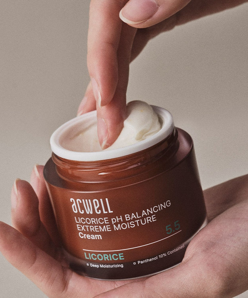 ACWELL Licorice pH Balancing Extreme Moisture Cream 55ml : mains appliquant la crème, contexte cosmétique, pot au premier plan