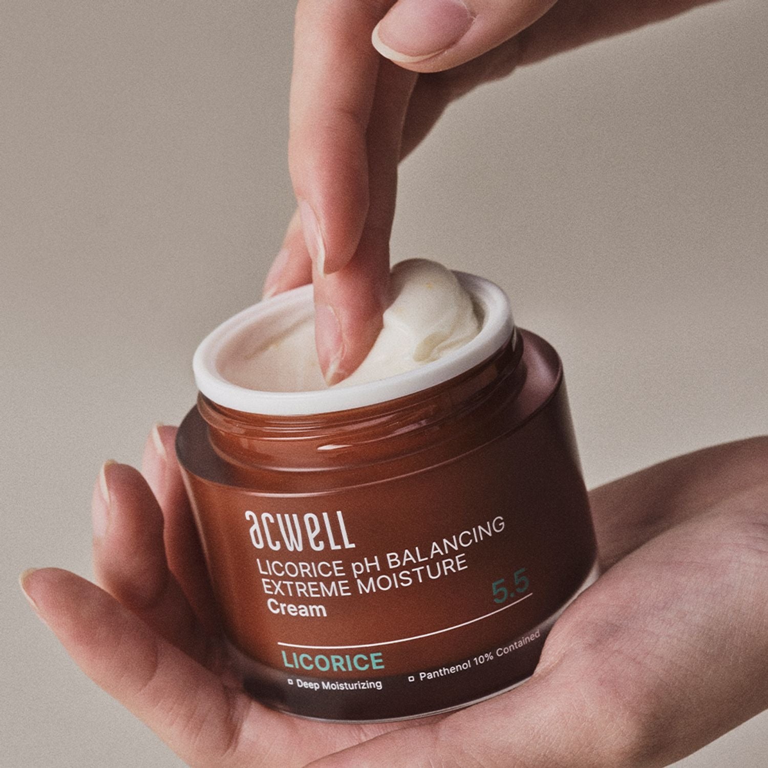 ACWELL Licorice pH Balancing Extreme Moisture Cream 55ml : mains appliquant la crème, contexte cosmétique, pot au premier plan
