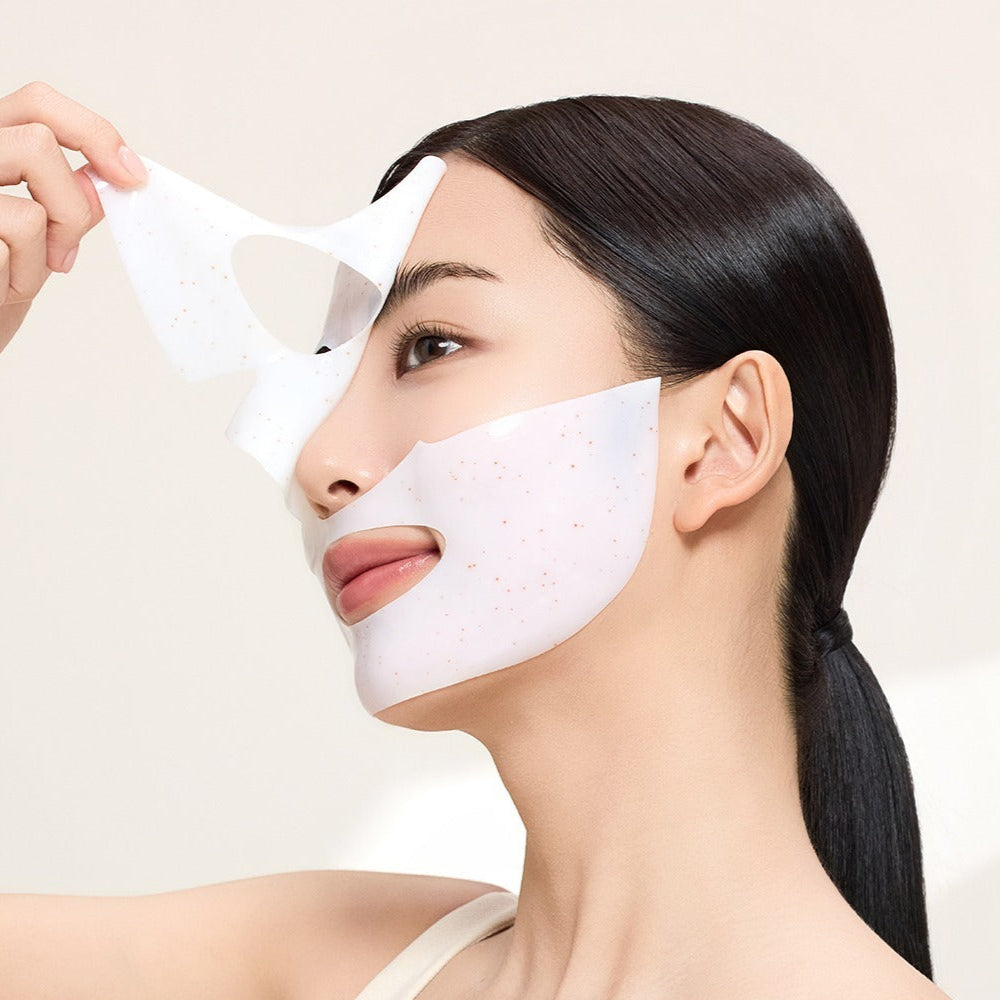 Décris l'image en français : ACWELL Licorice pH Balancing Real Toning Capsual Mask Sheets 4ea, masque visage au coton blanc sur peau