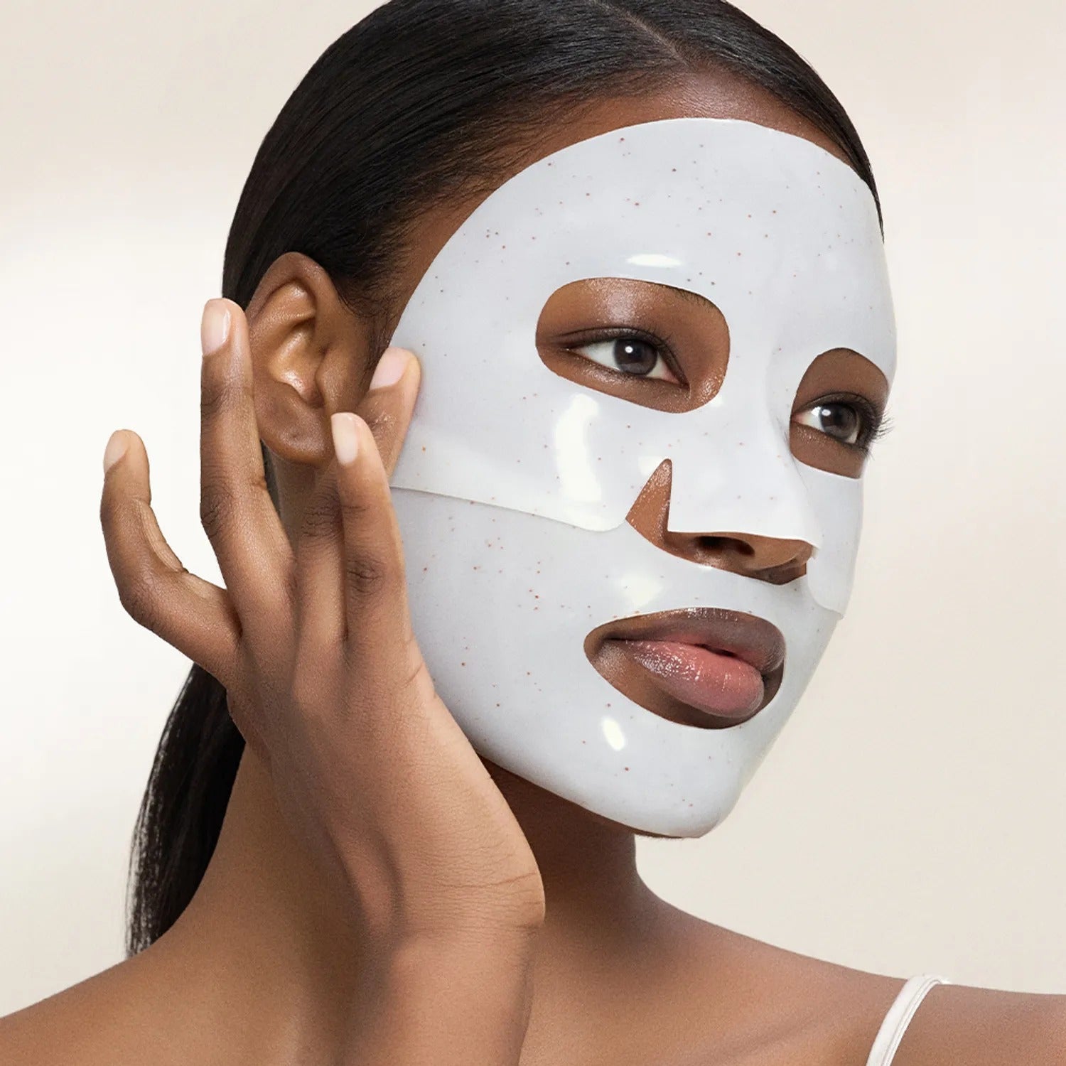 ACWELL Licorice pH Balancing Real Toning Capsual Mask Sheets 4ea, femme au masque en tissu blanc, contexte beauté en studio.