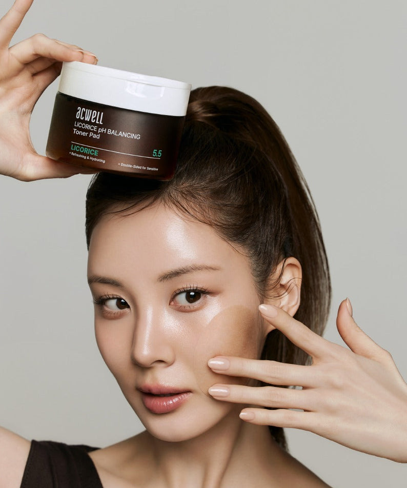 ACWELL Licorice pH Balancing Toner Pad 70P : pot de la marque, main tenant le soin sur fond studio, visage maquillé
