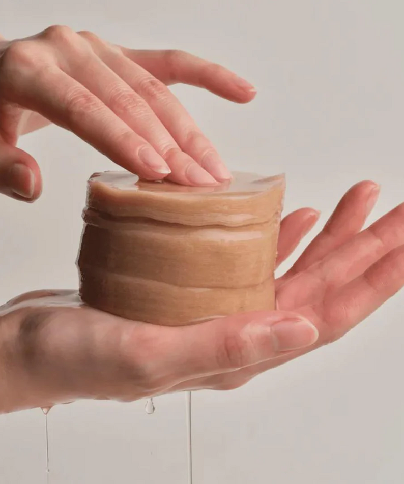 Pads hydratants ACWELL Licorice pH Balancing Toner Pad 70P dans des mains, soin visage équilibrant, peau douce et éclatante.