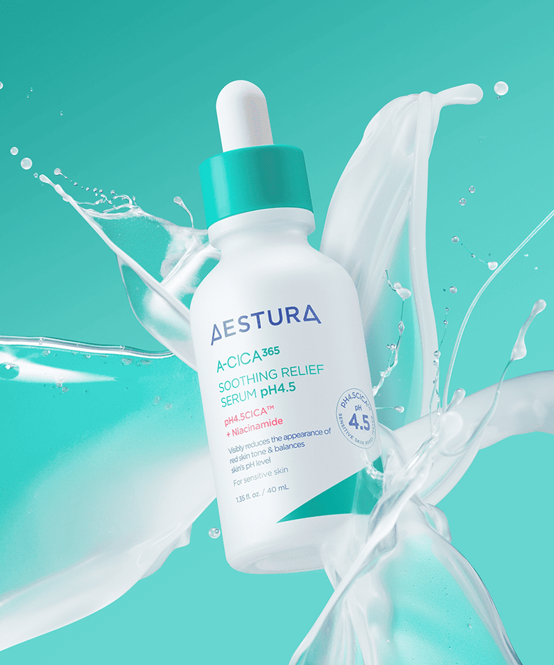 AESTURA  A-cica 365 Soothing Relief Serum pH4.5 40ml en bouteille avec éclaboussures d’eau, fond turquoise.
