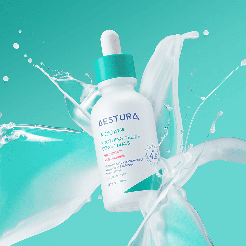 AESTURA  A-cica 365 Soothing Relief Serum pH4.5 40ml en bouteille avec éclaboussures d’eau, fond turquoise.