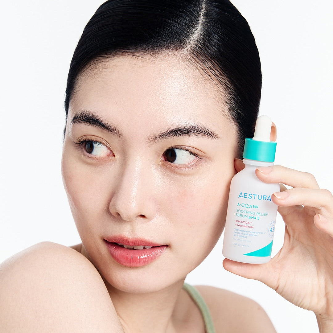 Décris l'image en français : AESTURA  A-cica 365 Soothing Relief Serum pH4.5 40ml, femme applique sérum apaisant sur peau