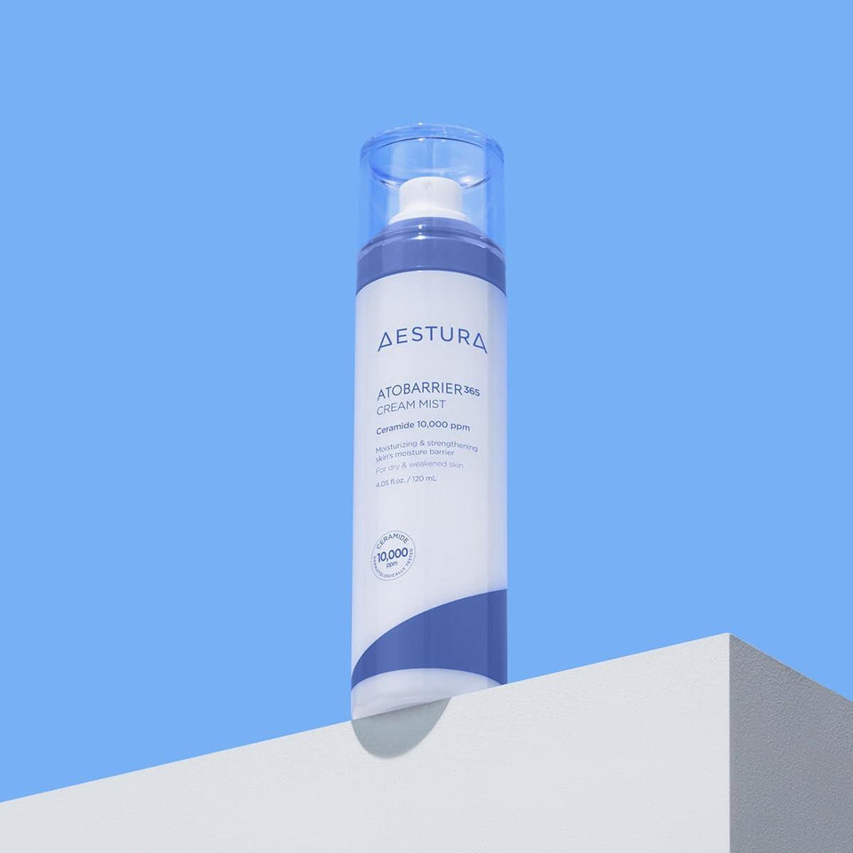 AESTURA  Atobarrier 365 Cream Mist 120ml : flacon brume crème sur fond bleu, marque AESTURA, aspect cosmétique.