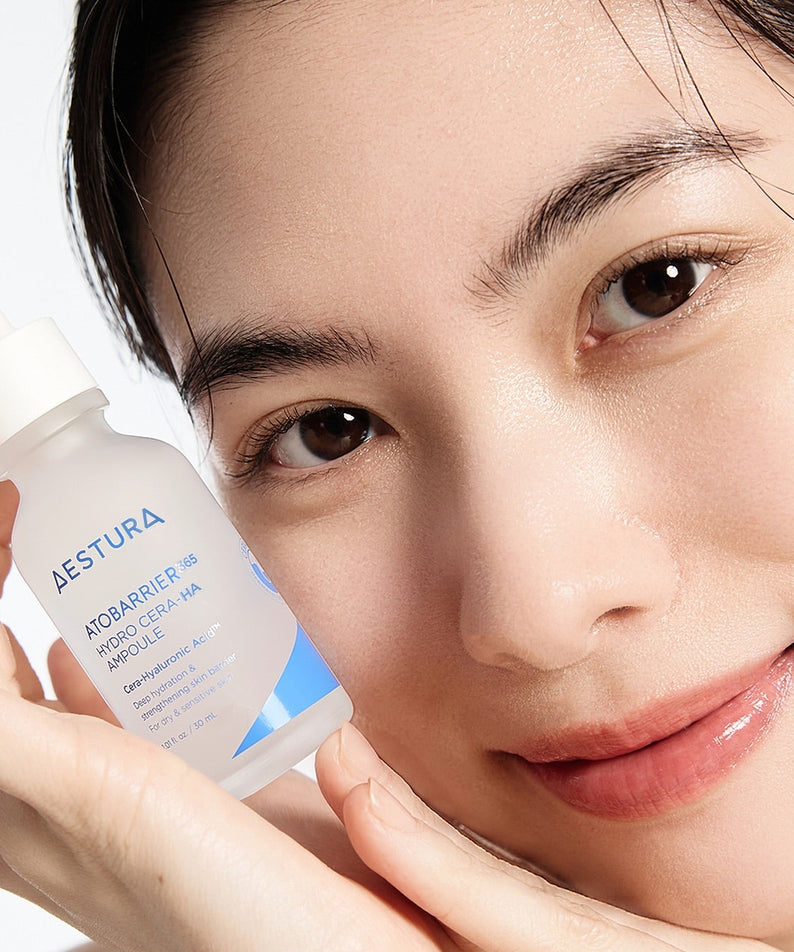 AESTURA  Atobarrier 365 Hydro Cera-HA  Ampoule 30ml : sérum sur visage, femme à côté du flacon, soin hydratant.