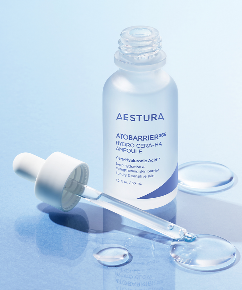Flacon de AESTURA Atobarrier 365 Hydro Cera-HA Ampoule 30ml avec pipette sur fond bleu.