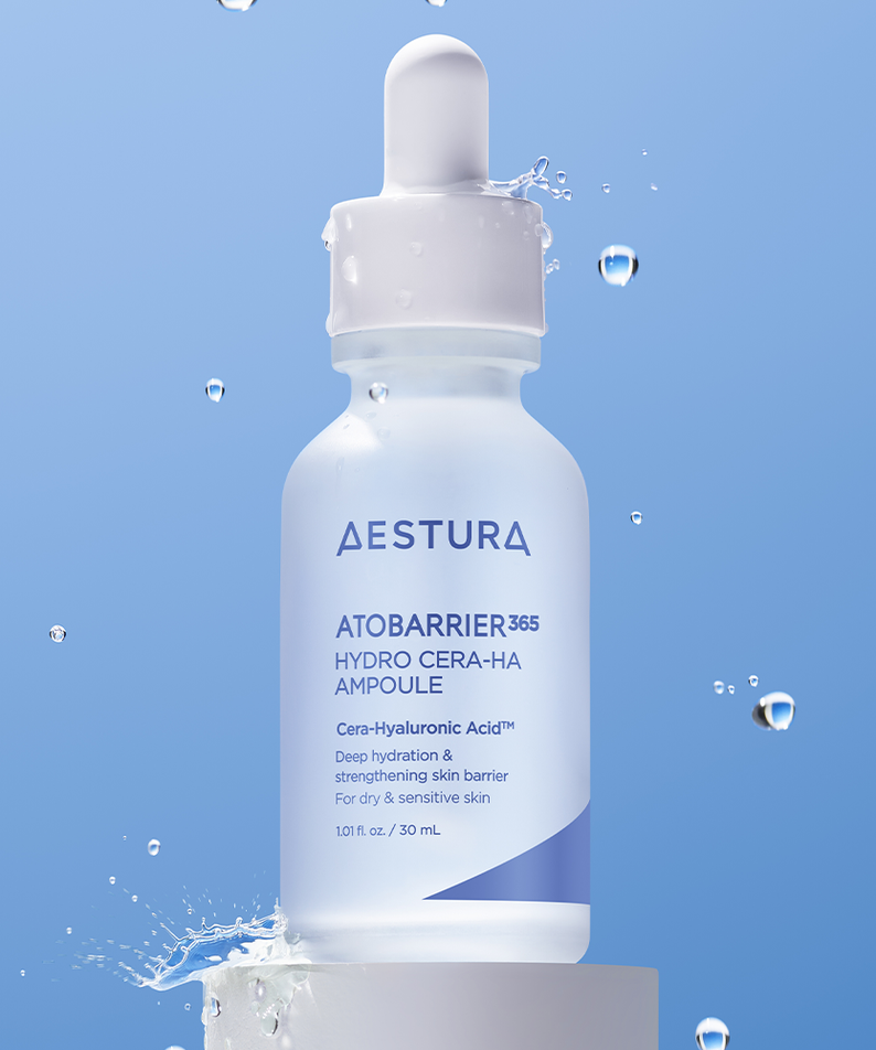 AESTURA Atobarrier 365 Hydro Cera-HA Ampoule 30ml sur fond bleu avec éclaboussures, soin hydratant pour peau sèche et sensible, flacon pipette.