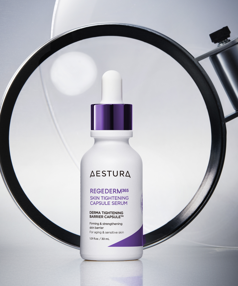 AESTURA Regederm365 Skin Tightening Capsule Serum 30ml, flacon blanc avec goutte violette, marque sur fond esthétique
