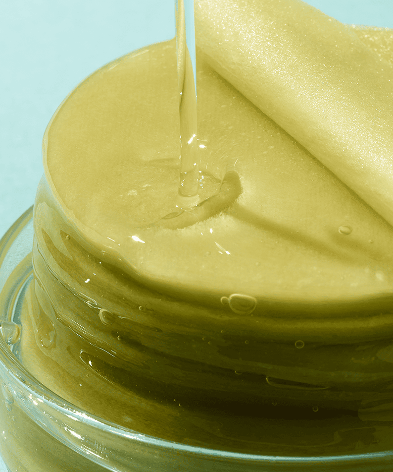 AESTURA Acica 365 Cooling Relief Pad pH 4.5 110ml (60 sheets) en action, illustrant un liquide apaisant versé sur des disques de soin.