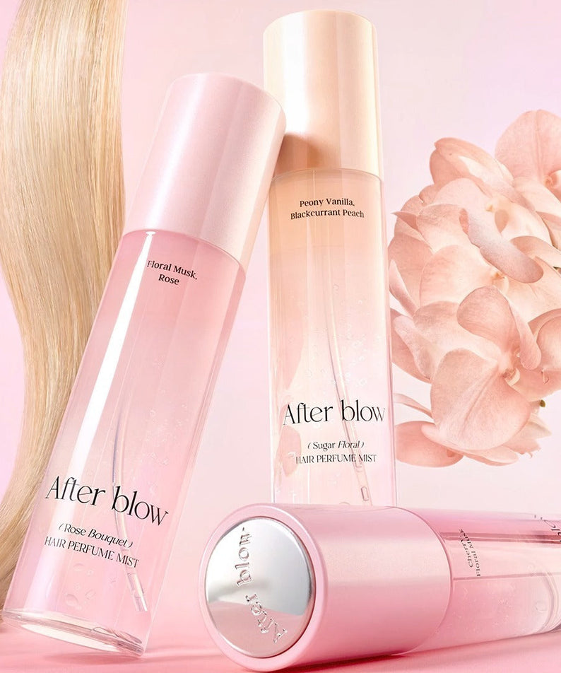 AFTER BLOW Hair Perfume Mist 80ml en flacons rose avec des fleurs et une mèche de cheveux, ambiance élégante et féminine.
