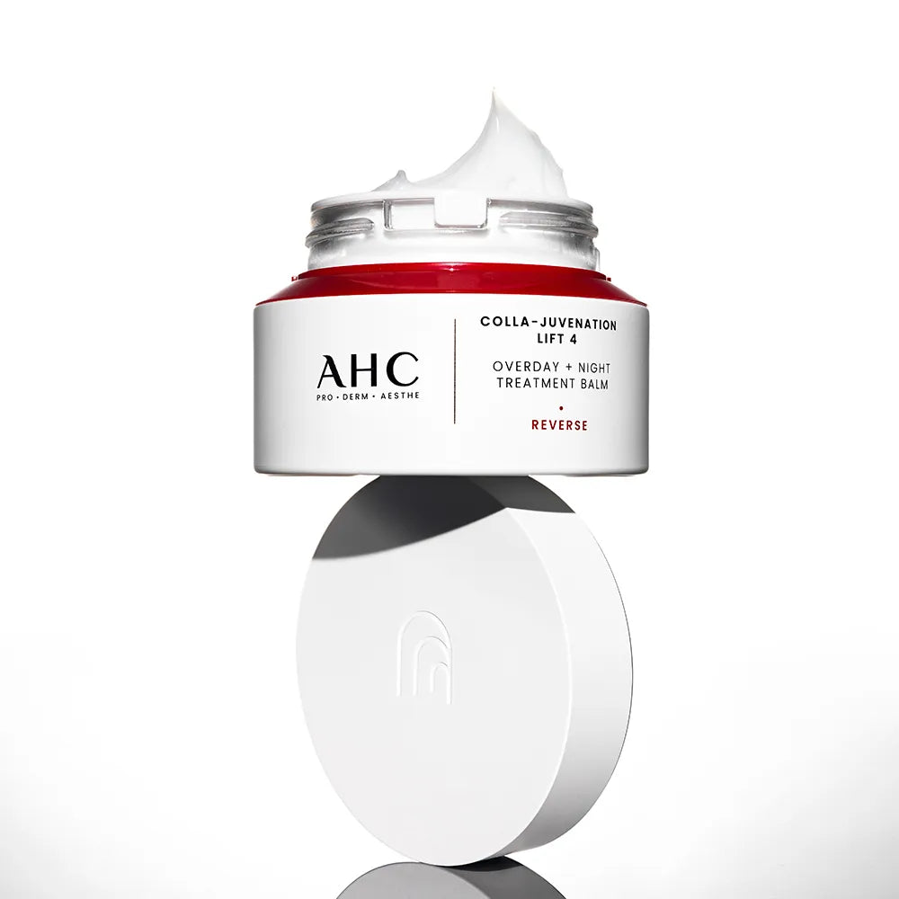 Décris l'image en français en mentionnant le produit, la marque et le contexte visuel: AHC Cola Juvenation Lift 4 Overday Night Treatment Balm 50ml, pot cosmétique