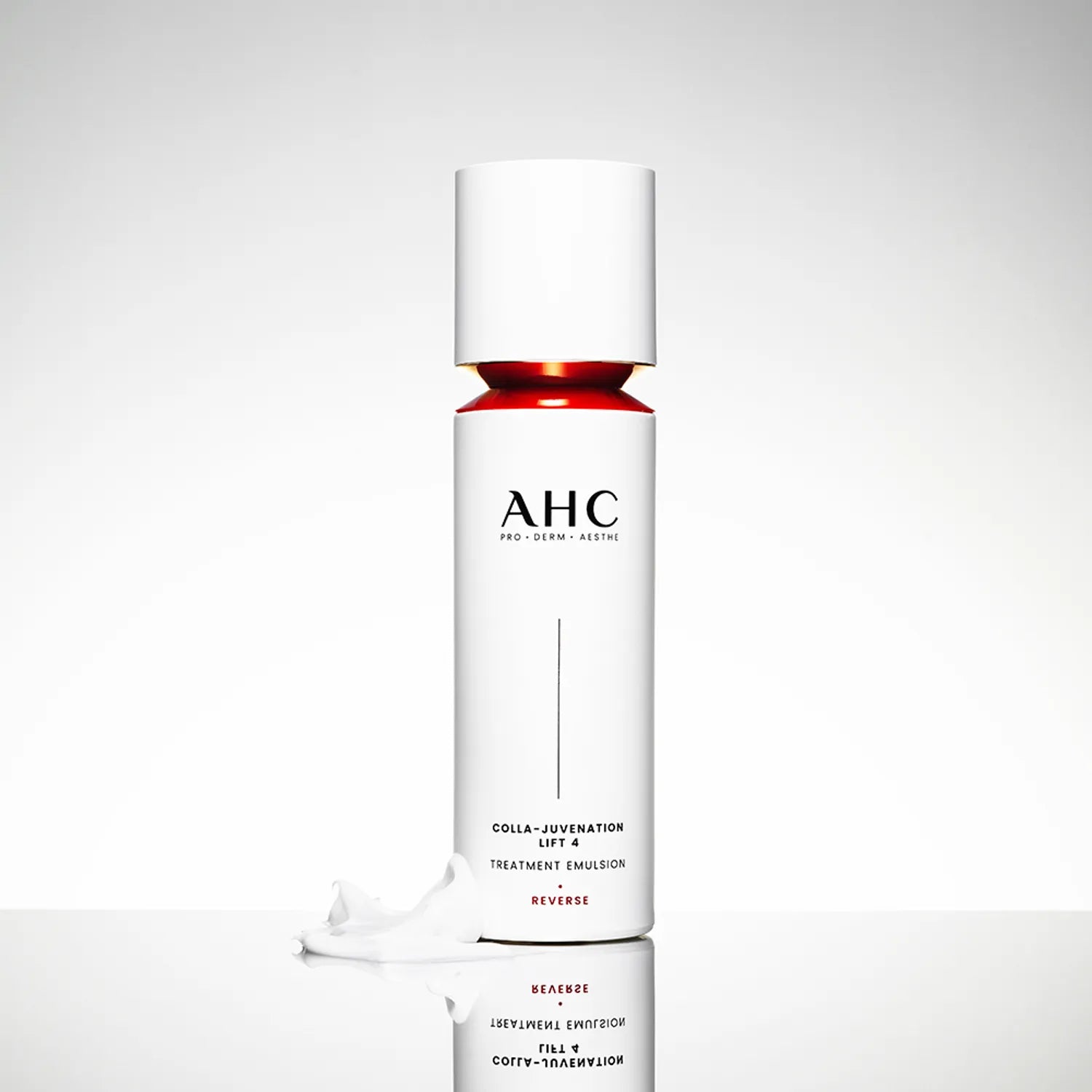 Décris l'image en français : AHC Cola Juvenation Lift 4 Treatment Emulsion 100ml AHC, flacon blanc sur fond clair, crème blanche.