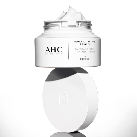 AHC Gluta Activation Bright 3 Overday Night Treatment Cream 50ml, crème AHC en pot blanc, fond studio lumineux.