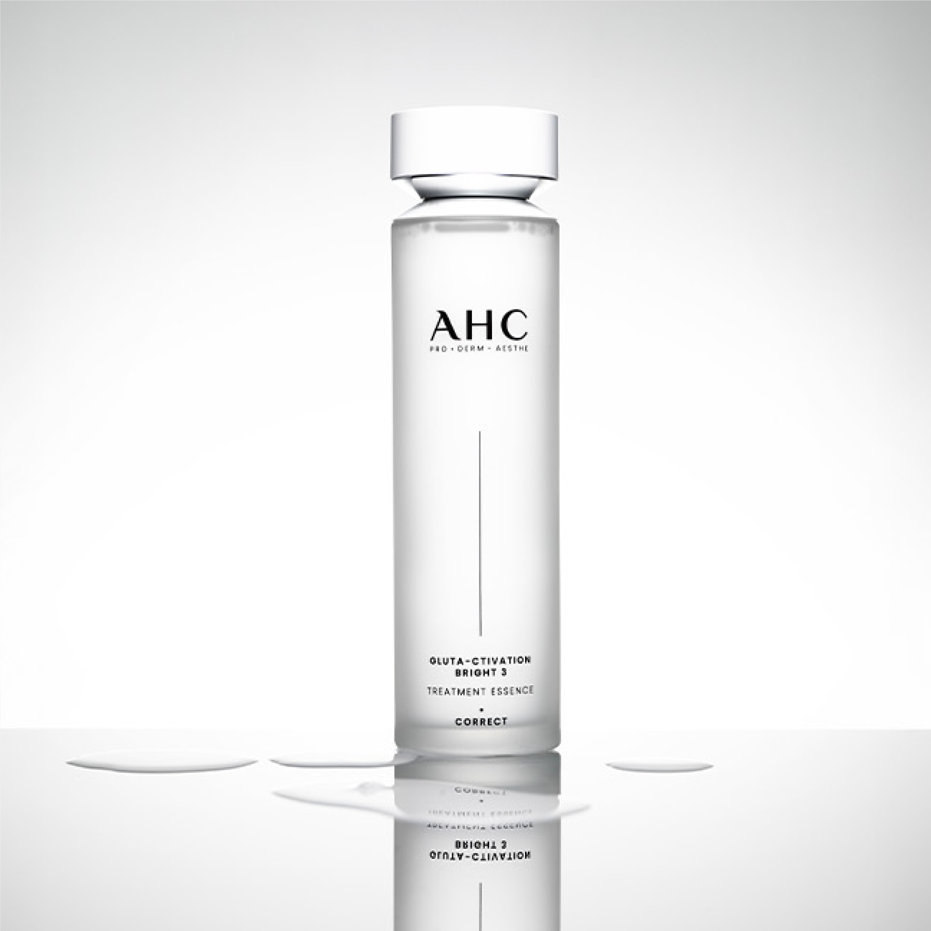 AHC Gluta Activation Bright 3 Treatment Essence 130ml, flacon blanc AHC sur fond clair, reflet au sol.