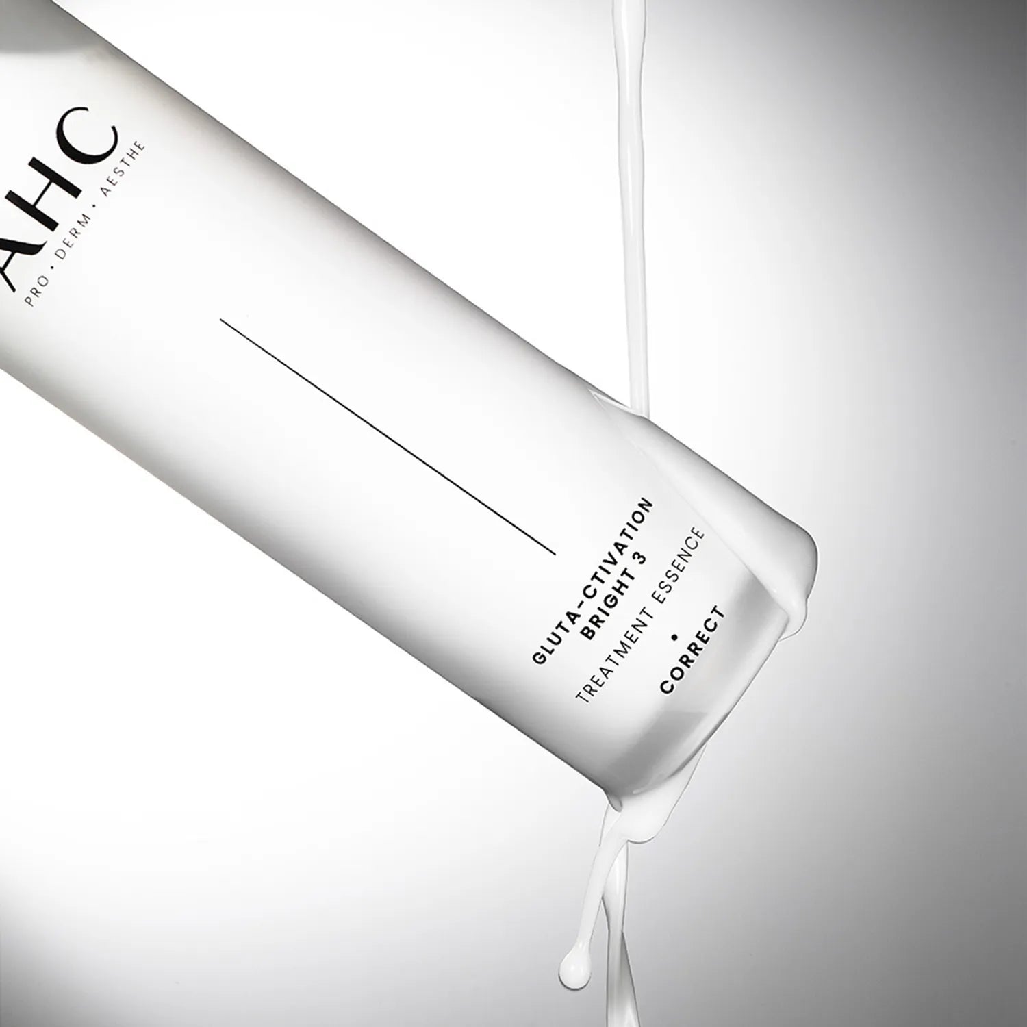 AHC Gluta Activation Bright 3 Treatment Essence 130ml, flacon blanc AHC en studio, lumière douce, goutte de sérum