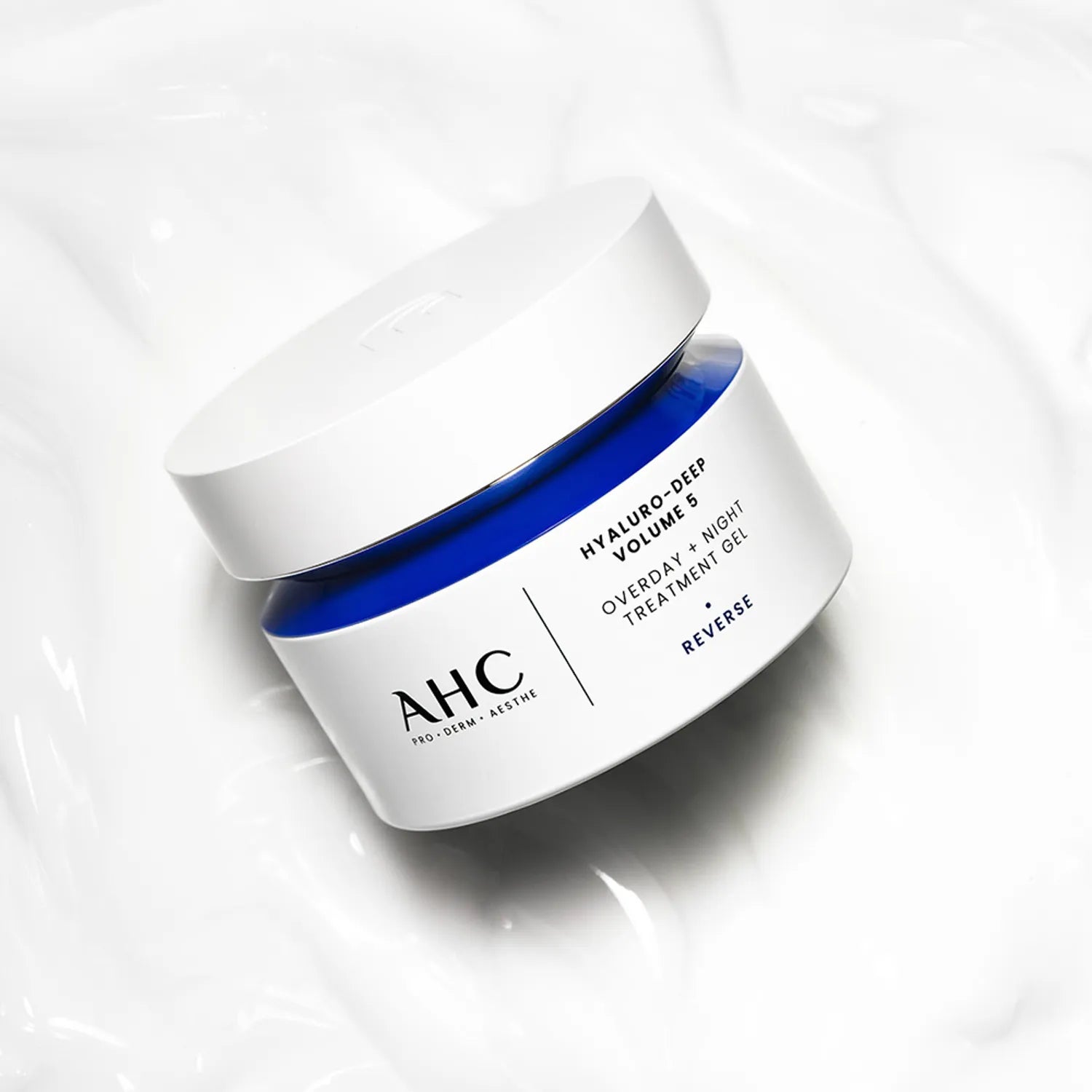 AHC Hyaluro Deep Volume 5 Overday Night Treatment Gel 50ml de la marque AHC, pot bleu sur fond blanc lumineux