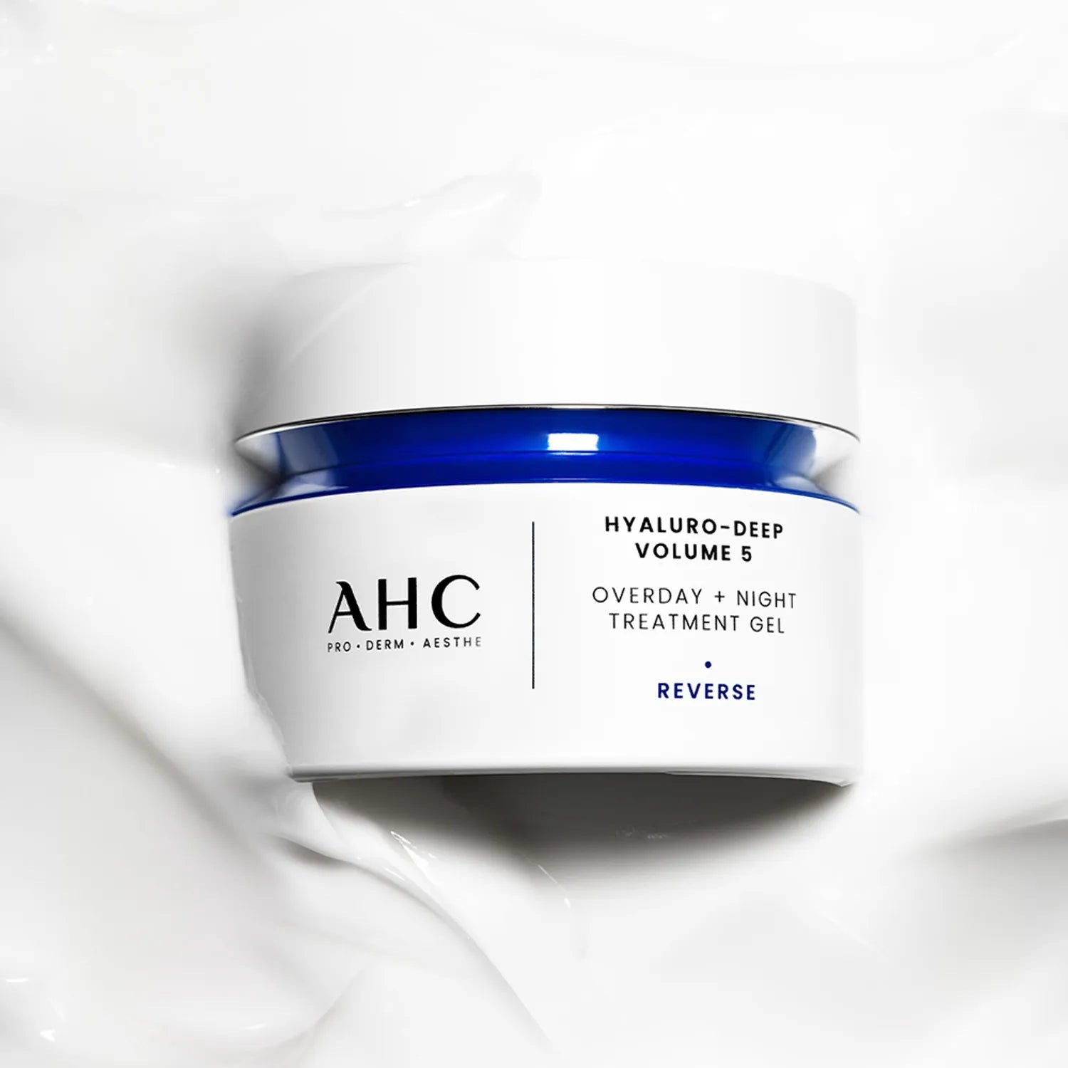 AHC Hyaluro Deep Volume 5 Overday Night Treatment Gel 50ml, pot de soin AHC sur fond blanc, style gel hydratant
