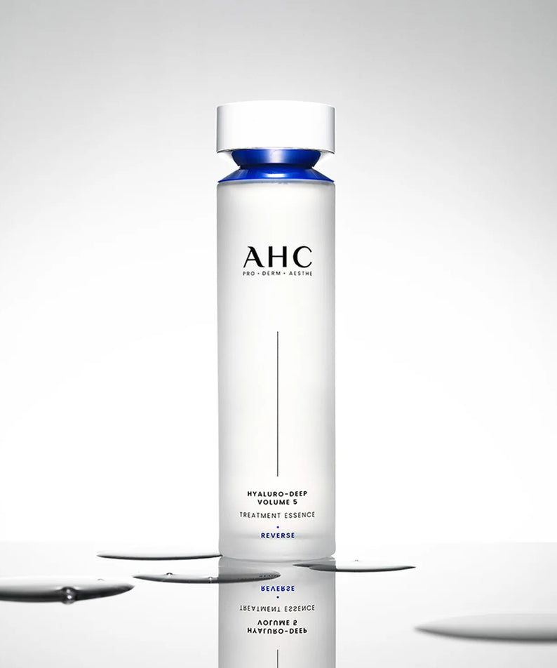 AHC Hyaluro Deep Volume 5 Treatment Essence 130ml, flacon blanc et bleu sur fond clair, gouttes d’essence