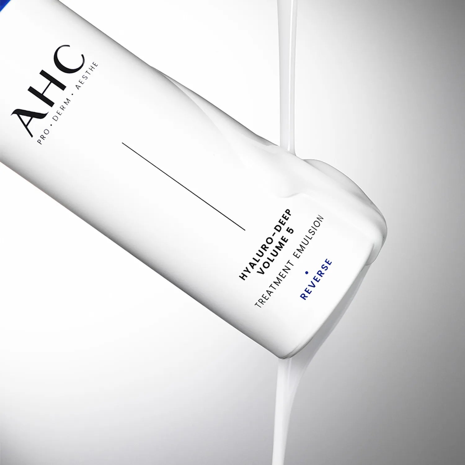 AHC Hyaluro Deep Volume 5 Treatment Essence 130ml, bouteille blanche sur fond clair, vue produit marque AHC.