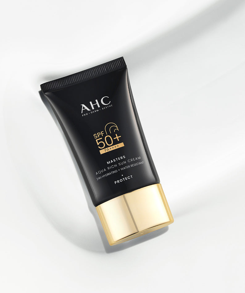 AHC Masters Aqua Rich Sunscreen 50ml AHC : tube crème solaire SPF50+ en gros plan sur fond clair, contexte skincare.