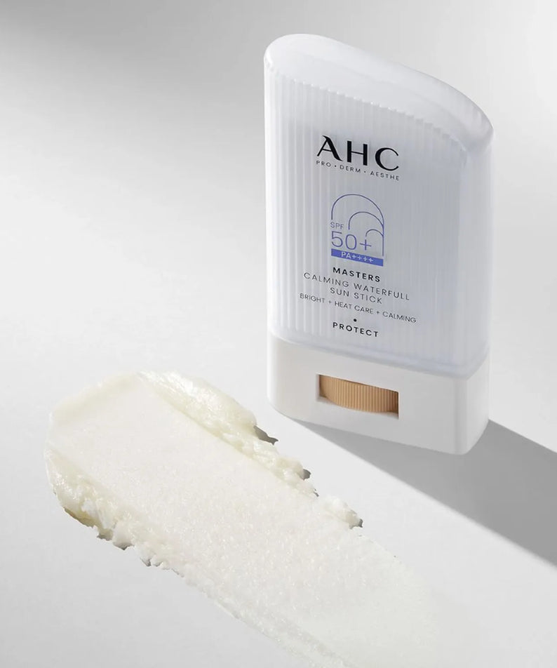 AHC Masters Calming Waterfull Sun Stick 22g d’AHC, stick solaire apaisant posé sur fond clair, texture crème visible.