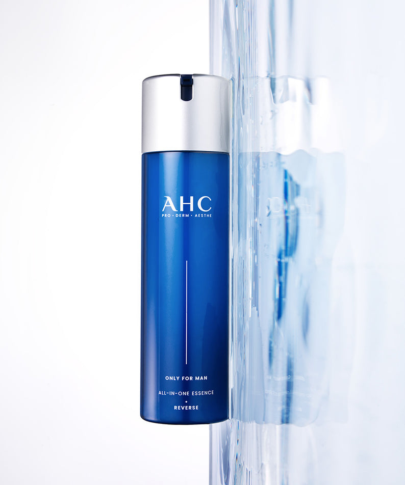 AHC Only For Men All-in-One Essence 200ml, flacon bleu AHC sur fond clair avec effet d’eau fraîche, contexte cosmétique