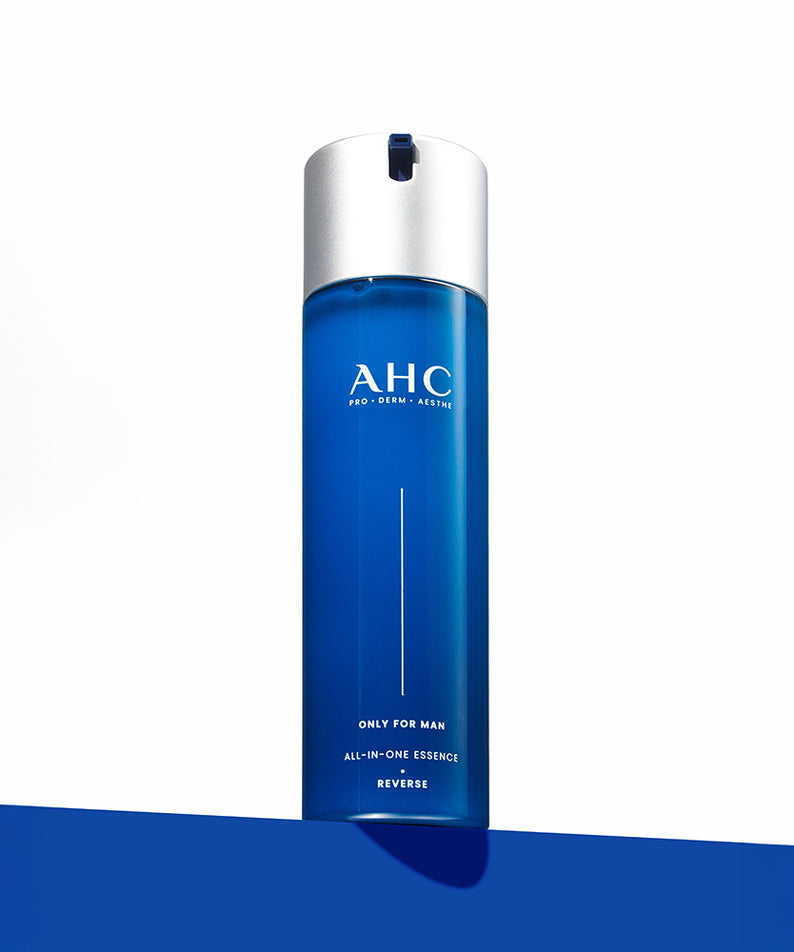 Décris l'image en français : AHC Only For Men All-in-One Essence 200ml, flacon bleu AHC sur fond blanc, contexte skincare.