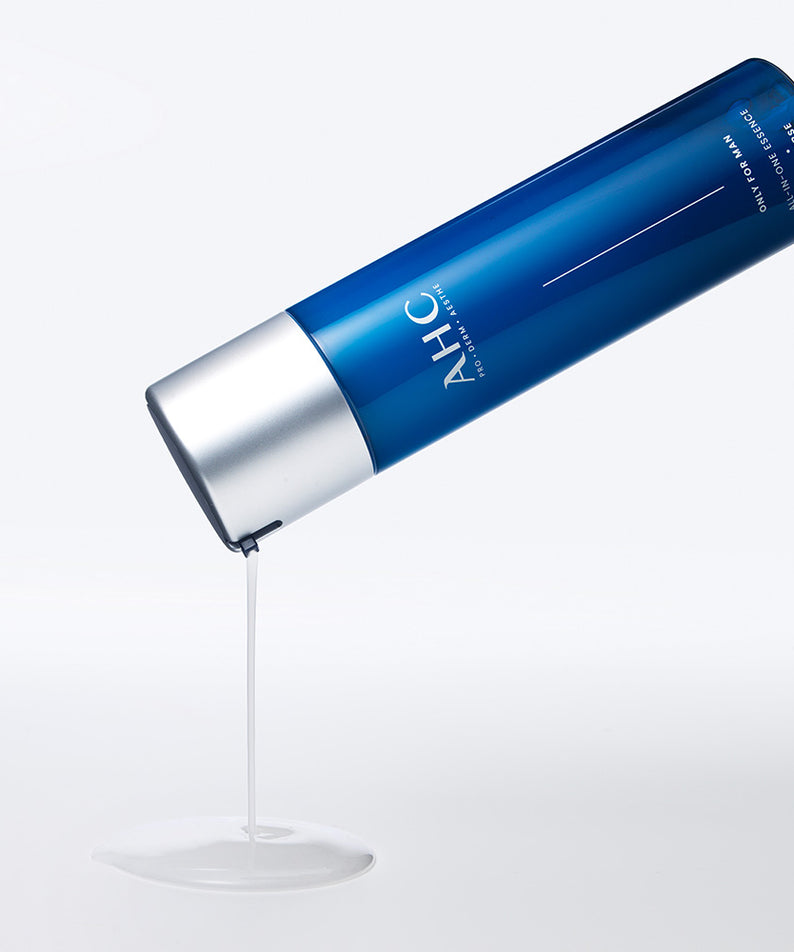 AHC Only For Men All-in-One Essence 200ml sur fond clair, bouteille bleue et blanche, contexte cosmétique pour hommes.