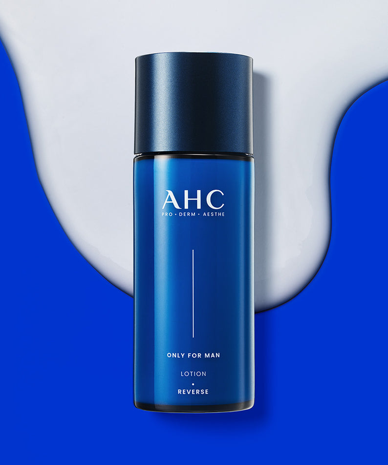 AHC Only For Men Lotion 150ml, bouteille bleue sur fond clair et formes bleues, visuel produit en studio.