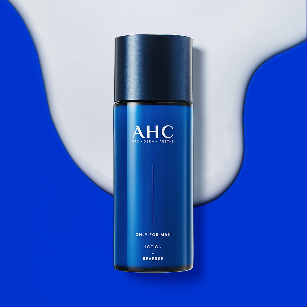 AHC Only For Men Lotion 150ml, bouteille bleue sur fond clair et formes bleues, visuel produit en studio.