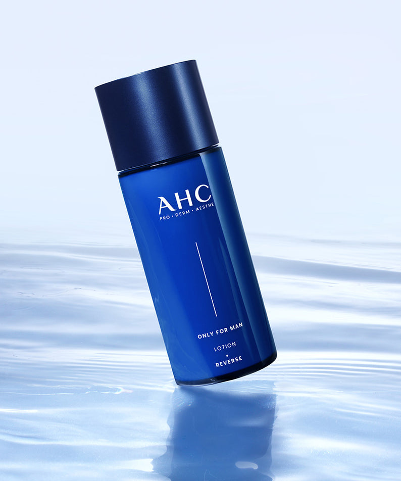 AHC Only For Men Lotion 150ml, flacon bleu AHC sur fond bleu, contexte visuel maquillage soins hommes.