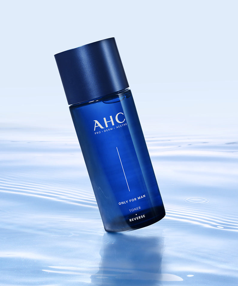 AHC Only For Men Toner 150ml, flacon bleu AHC sur fond bleu avec reflets, style soin visage masculin.