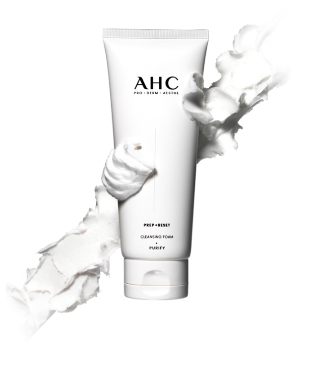 AHC Prep Reset Cleansing Foam 150ml de la marque AHC, tube blanc sur fond blanc avec mousse éclaboussures.