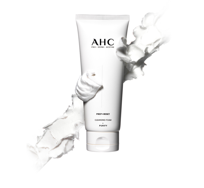 AHC Prep Reset Cleansing Foam 150ml de la marque AHC, tube blanc sur fond blanc avec mousse éclaboussures.
