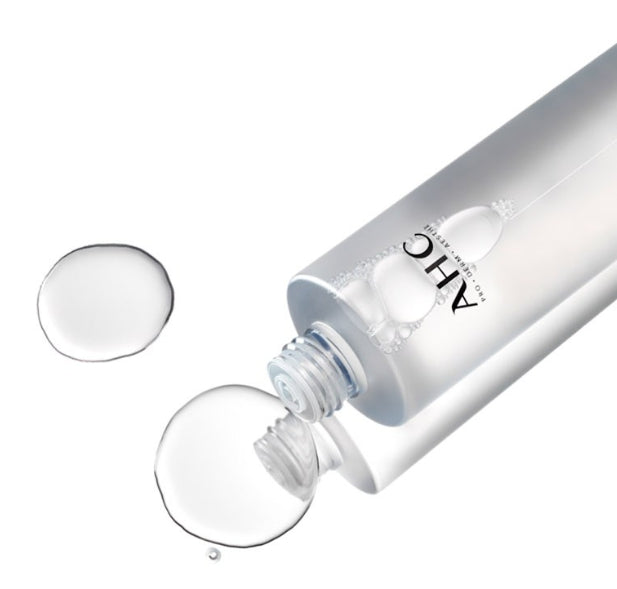 AHC Prep Reset Micellar Cleansing Water 255ml AHC : flacon sur fond blanc, gouttes et texture micellaire.