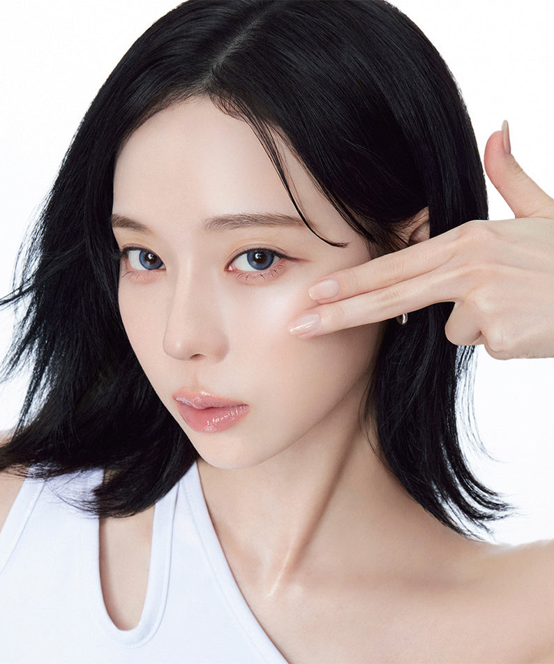 AHC Proshot Collagen Juvenion Lift 4 Capsule Infused Eye Cream for Face 30ml, AHC, femme appliquant crème contour des yeux