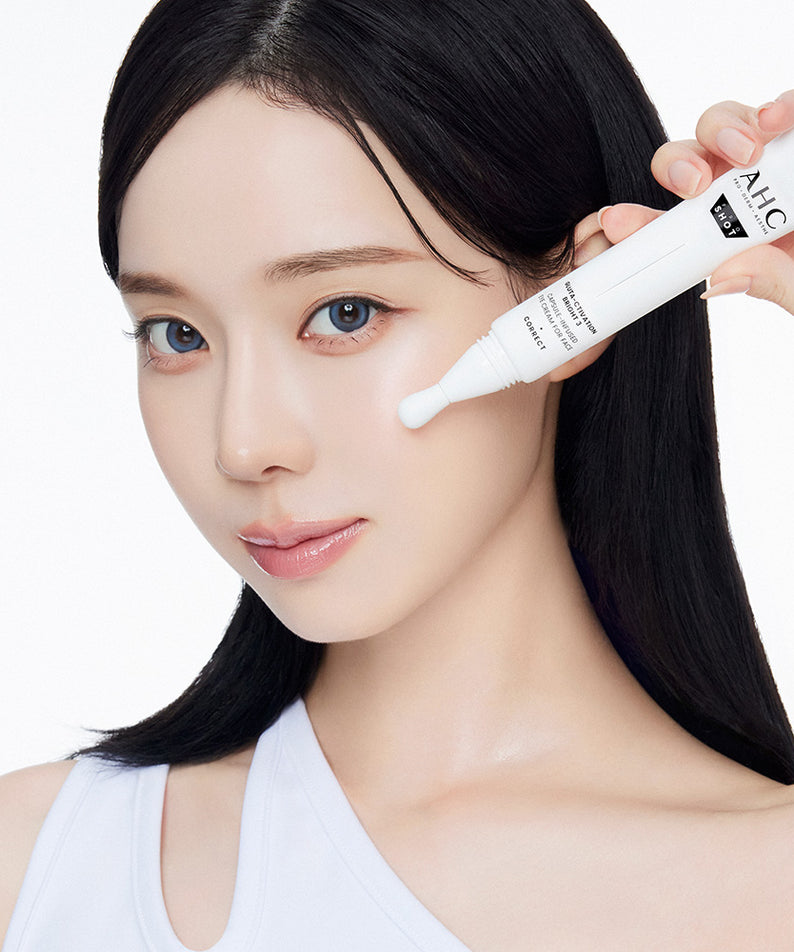 AHC Proshot Gluta Activation Bright 3 Capsule Eye Cream for Face 30ml, femme applique du sérum autour des yeux AHC sur fond clair