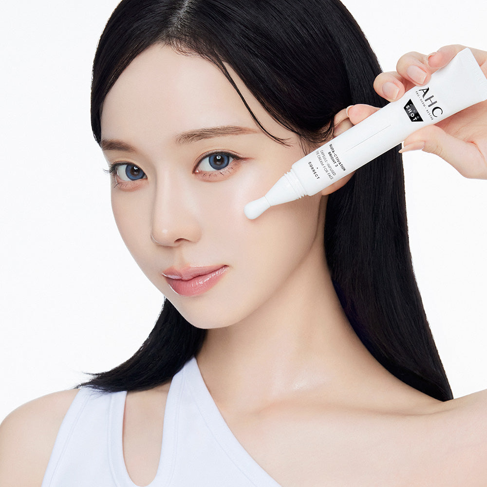 AHC Proshot Gluta Activation Bright 3 Capsule Eye Cream for Face 30ml, femme applique du sérum autour des yeux AHC sur fond clair