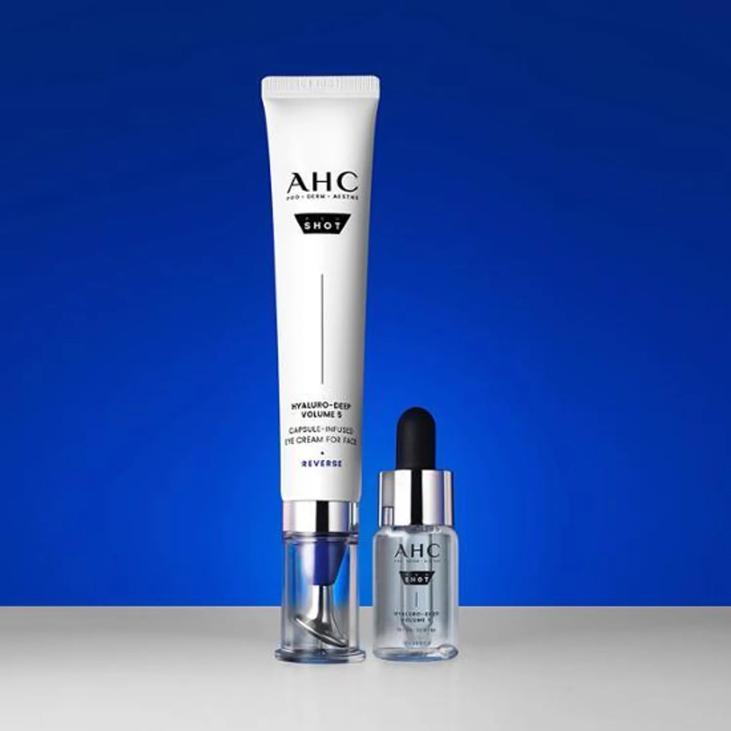AHC Proshot Hyaluro Deep Volume 5 Capsule Eye Cream for Face 30ml, AHC, packaging bleu, flacon et tube sur fond uni